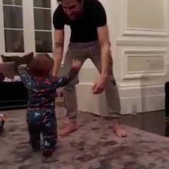 Cesc Fàbregas muestra los primeros pasos de su hijo