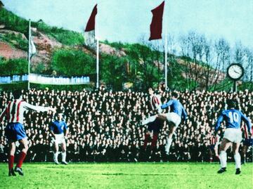 En la temporada 1961-62 el Atlético ganó la Recopa de Europa, competición que jugaban los campeones de Copa. El equipo rojiblanco se llevó la final ante el Tottenham, ante el que tuvo que jugar un partido de desempate para alzarse con el título. Pero antes, en la semifinal, el Atlético se deshizo del Carl Zeiss Jena alemán. El 28 de marzo de 1962 el Atlético venció en la ida de semifinales por 0-1, con gol de Peiró. Era uno de los mejores Atléticos de la historia, compuesto por grandísimos jugadores. Madinabeytia; Rivilla, Chuzo, Calleja; Ramiro, Glaría; Jones, Adelardo, Mendonça, Peiró y Collar ganaron ese día en tierras alemanas. En la vuelta el equipo madrileño fue muy superior y ganó 4-0. Esperaba la primera final europea en la historia de la entidad. 
