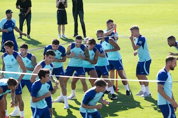 El conjunto dirigido por Diego Pablo Simeone ha vuelto al trabajo después de las vacaciones. La sesión se ha realizado en el Cerro del Espino con las novedades deWitsel, Lino, Morata, Saúl.