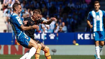 GRAF6298. CORNELLÁ DE LLOBREGAT (BARCELONA), 02/10/2022.- El delantero del Valencia Samu Castillejo (d) disputa el balón con el centrocampista del RCD Espanyol, Sergi Darder, durante el partido correspondiente a la jornada 7 de LaLiga disputado entre el RCD Espanyol y el Valencia, este domingo en RCDE Stadium de Cornella de Llobregat. EFE/ Marta Pérez
