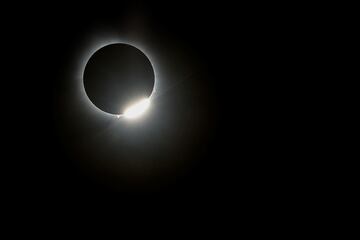 Momento en el que la luna empieza a dejar ver el sol de nuevo visto desde Carbondale, Illinois.