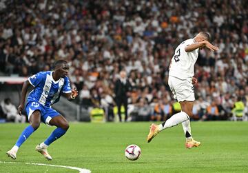 2-0. Maravilloso taconazo de Kylian para jugar con Bellingham que le devuelve la pared. El francés, en carrera, se libra de su marcador y supera a Antonio Sivera con un disparo al palo corto.