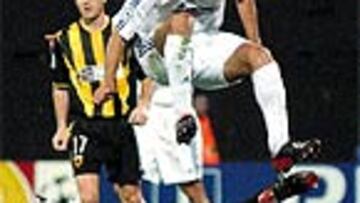 <b>RAÚL SERÁ BAJA Y DEJA SITIO A RONIE</B>. Raúl abandonó el terreno de juego a causa de una contractura en el abductor izquierdo que se produjo durante el transcurso del encuentro.