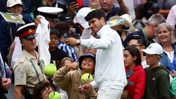 Tennis - Wimbledon - All England Lawn Tennis and Croquet Club, London, Britain - July 7, 2024 Spain's Carlos Alcaraz poses for a selfie with young fans after winning his fourth round match against France's Ugo Humbert REUTERS/Paul Childs