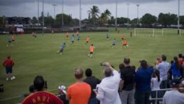 La Selección entrenando bajo negros nubarrones.