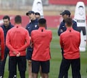 El Sevilla se entrena sin Navas, De Jong y Reguilón