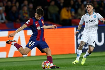 Partidazo del defensa central de la cantera del conjunto azulgrana. En la imagen, despeja el balón con la pierna derecha ante la mirada de Giovanni Di Lorenzo.