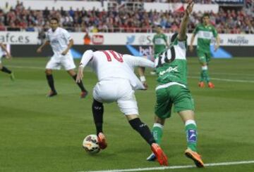 El delantero del Elche Ferrán Corominas comete penalti sobre el delantero del Sevilla José Antonio Reyes 