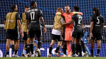 LISBON, PORTUGAL - AUGUST 15: Anthony Lopes of Olympique Lyon celebrates with his teammates following their team's victory in during the UEFA Champions League Quarter Final match between Manchester City and Lyon at Estadio Jose Alvalade on August 15, 2020 in Lisbon, Portugal. (Photo by Franck Fife/Pool via Getty Images)