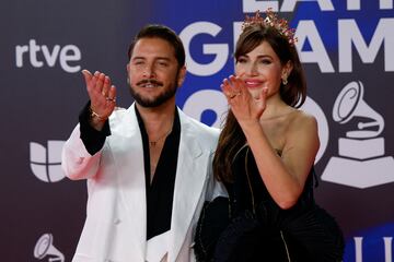 Manuel Carrasco y Almudena Navalón posando en la alfombra roja de los Premios Grammy Latino 2023, en el Palacio de Congresos de Sevilla.