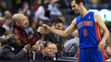 Jose Calderon saluda al speaker de Toronto Raptors antes de enfrentarse a su exequipo en su primera visita al Air Canada Centre con los Pistons.