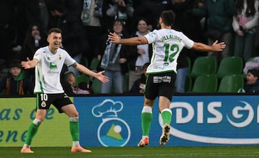 버팔로는 연승 행진을 이어가며 이제 4일 연속 우승을 차지했습니다. 에이바르를 상대로 그는 등을 돌리며 완벽한 헤딩슛을 날렸다. 그는 이미 10골로 2부 리그 단독 득점왕에 올라 있다.