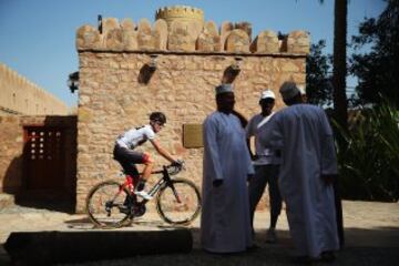 El ciclista suizo Fabian Cancellara del equipo Trek Facoty ganó la segunda etapa del Tour de Omán disputada entre Al Hazm Castle y Al Bustan, de 195,5 kilómetros. En la imagen, Patrick Konrad.