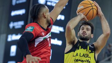 GRANADA, 20/10/2024.- El base de La Laguna Tenerife Bruno Fitipaldo (d) lanza un triple durante la jornada cuarta de la liga Endesa que enfrenta a los equipos Covirán Granada y LaLaguna Tenerife en el Palacio de Deportes de Granada, este domingo. EFE/ Pepe Torres