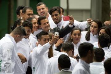 El presidente de México realizó el abanderamiento de los atletas mexicanos que participaran en los Juegos Olímpicos de Rio 2016. La atleta Daniela Campuzano fue la encargada de recibir el lábaro patrio 