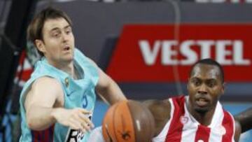 Dorsey frente a Lorbek durante un partido de la Euroliga.