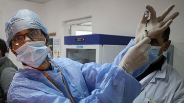 30 January 2021, Algeria, Blida: A medic fills a syringe from a vial containing the Russian-made Sputnik V COVID-19 vaccine at a clinic in Blida, a city located nearly 50 kilometres west of capital Algiers, where Algeria launched a national vaccination campaign, starting in a province hard hit by the virus. Photo: Farouk Batiche/dpa
30/01/2021 ONLY FOR USE IN SPAIN