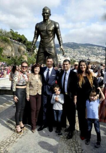 Cristiano Ronaldo homenajeado en su tierra con su familia. 