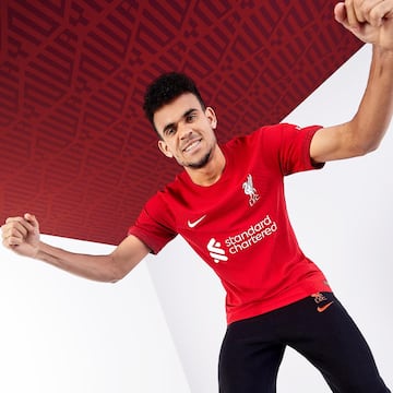 Liverpool presentó su nueva camiseta para la temporada 2022/23.