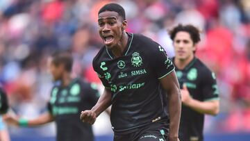 Félix Torres festeja un gol con Santos Laguna.