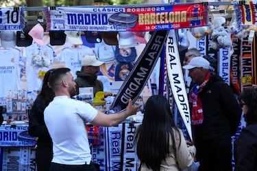 Ambiente en los alrededores del estadio Santiago Bernabéu antes del Clásico.