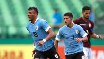AMDEP499. CALI (COLOMBIA), 24/01/2023.- Luciano Rodr¨ªguez (i) de Uruguay celebra un gol hoy, en un partido de la fase de grupos del Campeonato Sudamericano Sub'20 entre las selecciones de Uruguay y Venezuela en el estadio Deportivo Cali en Cali (Colombia). EFE/ Ernesto Guzm¨¢n Jr.