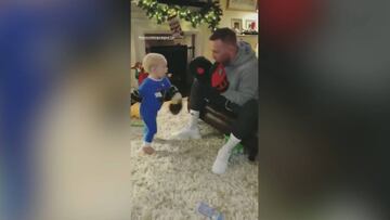 McGregor en modo padrazo enseñando a su hijo a boxear
