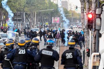Los ultras del Marsella y el Lazio se enfrentaron en los alrededores del Stade Vélodrome antes y después del partido que enfrentaba a sus respectivos equipos en la Europa League. Hubo cuatro heridos leves por consecuencia de dichos enfrentamientos.