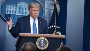 Washington (United States), 22/07/2020.- (FILE) - US President Donald J. Trump holds a face mask as he speaks during a news conference at the White House in Washington, DC, USA, 22 July 2020 (reissued 02 October 2020). According to tweets by Trump and his wife Melania, both the President and the First Lady have tested positive for the SARS-CoV-2 coronavirus. US Presidential Councelor Hope Hicks had also tested positive for the virus. (Estados Unidos) EFE/EPA/SARAH SILBIGER / POOL *** Local Caption *** 56230937