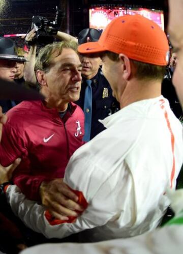 Nick Saban y Dabo Swinney, los entrenadores de Alabama y Clemson respectivamente, se dan la mano después del partido deportivamente, como mandan los cánones. Deportividad ante todo.