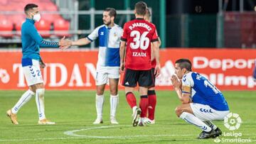 Los jugadores del Sabadell esperaron el milagro una vez finalizado el partido en Anduva.