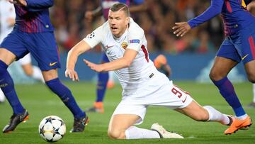 Roma's Bosnian striker Edin Dzeko falls down during the UEFA Champions League quarter-final first leg football match between FC Barcelona and AS Roma at the Camp Nou Stadium in Barcelona on April 4, 2018. / AFP PHOTO / LLUIS GENE