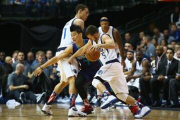 Jeremy Lin y J.J. Barea.