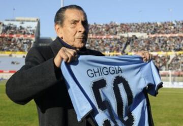Alcides Edgardo Ghiggia recibiendo un homenaje en el Estadio Centenario de Montevideo en un partido entre Uruguay y Venezuela en junio de 2008.