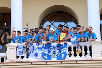 Los jugadores del Málaga en el balcón del ayuntamiento.
