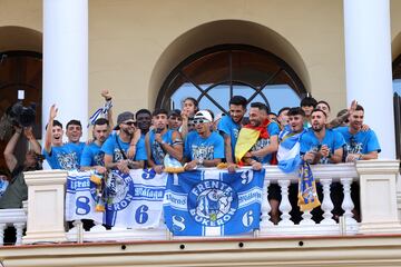 Los jugadores del Málaga en el balcón del ayuntamiento.