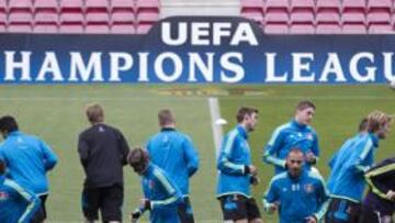 <b>TOMA DE CONTACTO. </b>Una imagen del Bayer Leverkusen entrenándose ayer sobre el césped del Camp Nou.