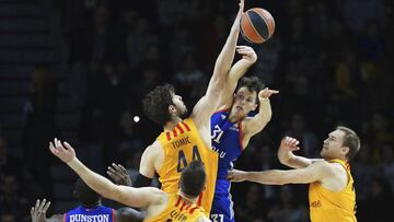 Ante Tomic, Víctor Claver y Brad Oleson tratan de parar a Thomas Heurtel.