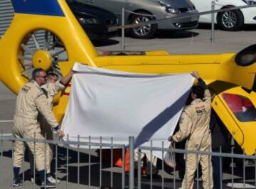 El piloto español de McLaren, Fernando Alonso, evacuado en helicóptero tras un accidente durante la cuarta tanda de entrenamientos de pretemporada del Mundial de Fórmula Uno, que se realiza en el Circuito de Cataluña.