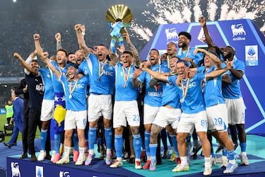 El Nápoles ganó la cuarta liga de su historia en la última jornada al derrotar al Cagliari. El Inter fue el segundo clasificado.