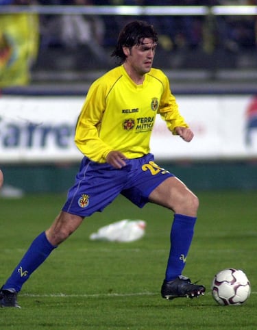 En 2003 fichó por el Villarreal. Tuvo una primera temporada excelente pero varias lesiones le dejaron en el dique seco. 