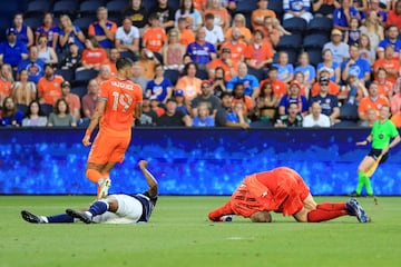 A los espectadores que se dieron cita en el TQL Stadium de Cincinnati (Ohio, EE UU) para presenciar el partido Cincinnati-Vancouver Whitecaps (2-2) se les encogió el corazón cuando en un lance del juego el portero visitante, Cody Cropper, sufrió esta aparatosa caída tras chocar con su compañero Javain Brown. Todo quedó en un susto.