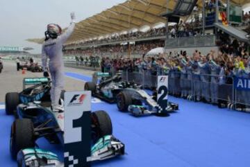 El piloto Lewis Hamilton de Mercedes GP celebra la victoria en el GP de Malaisia de fórmula uno.