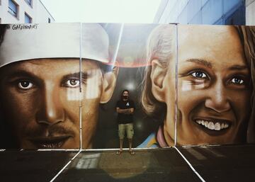 Dos iconos de nuestro deporte, el tenista Rafael Nadal y la nadadora Mireia Belmonte, comparten la fachada del Polideportivo Can Ricart, en el corazón del Raval. Esta obra lleva el sello del uruguayo José Gallino, quien la terminó en tiempo récord: sólo siete horas. No es la primera vez que el artista plasma a un deportista en un mural realista: “El primero fue de Cavani, que es de Salto, como yo, y también es de allí Luis Suárez, aunque no haya podido dibujarlo en Barcelona”. Y es que su idea inicial para el proyecto de la calle Sant Pau era representar a Messi y Luis Suárez. “Pero entendieron que no era lo adecuado, preferirían a figuras más neutrales y que mostraran los valores del deporte”, apostilló Gallino.