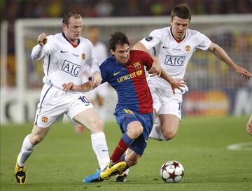 Wayne Rooney and Manchester United teammate Michael Carrick struggle to deal with Lionel Messi.