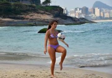 Una mujer juega al fútbol en la playa de Sao Conrado en Rio de Janeiro.