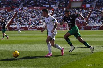 Mboula no pudo con Julio Alonso, lateral izquierdo del Albacete, que brilló en el Belmonte.