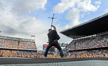 Los 40 principales organizaron un mega concierto en el estadio del Manzanares con motivo de su 40 aniversario. Allí acudieron los mejores grupos españoles durante los 40 años. En la imagen Seguridad Social.