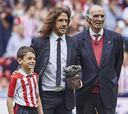 Puyol recibe de manos de Iribar el premio 'One Club Player'
