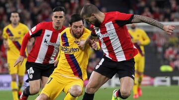 El defensa del Athletic Club de Bilbao Iñigo Martínez disputa un balón con Leo Messi.